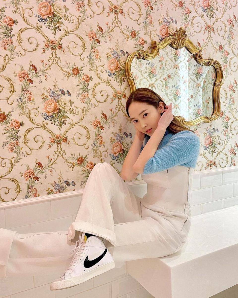 penampilan Jessica Jung dengan outfit biru (Instagram.com/jessica.syj)