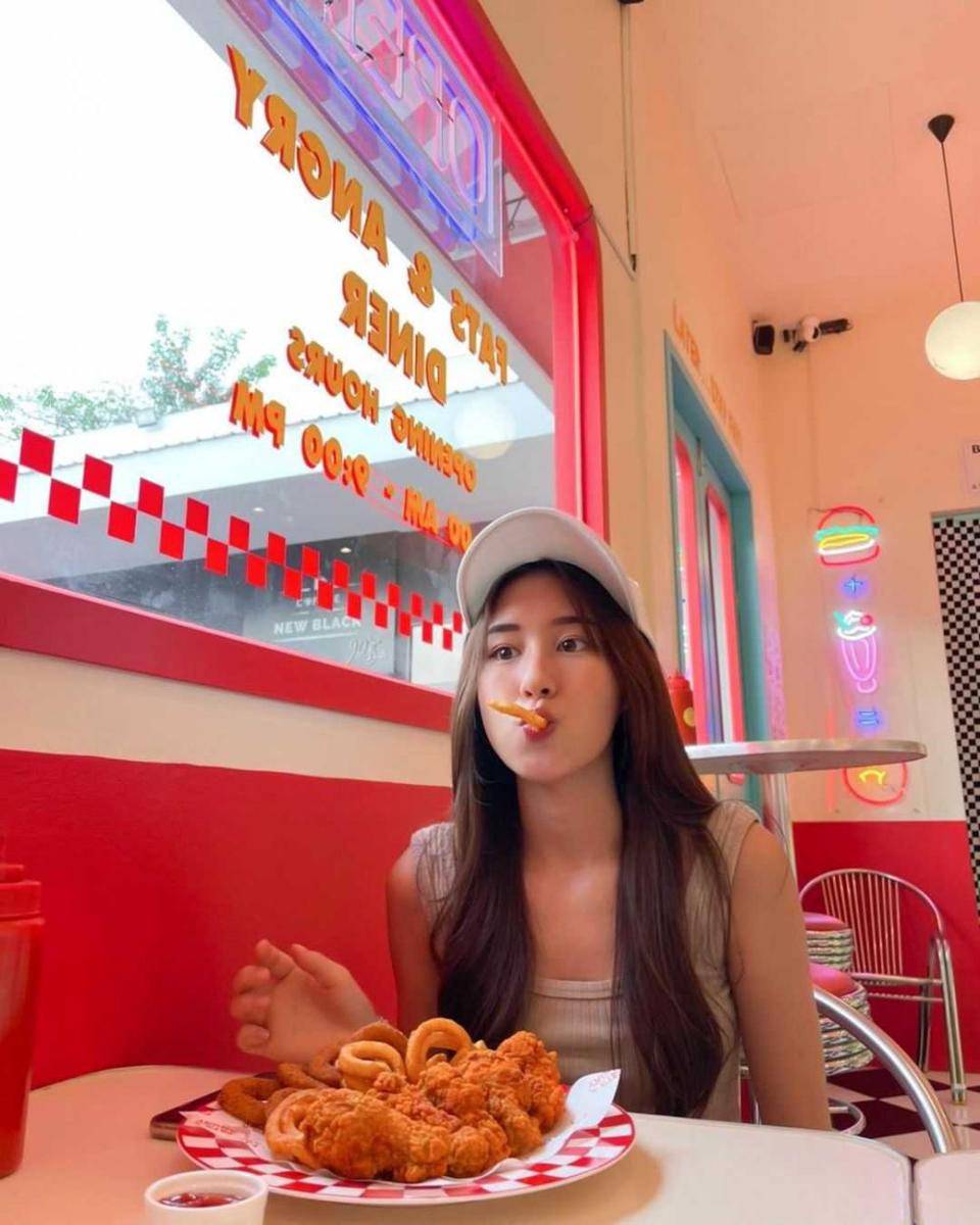 Ciize Apichaya (instagram.com/ciizezphr)