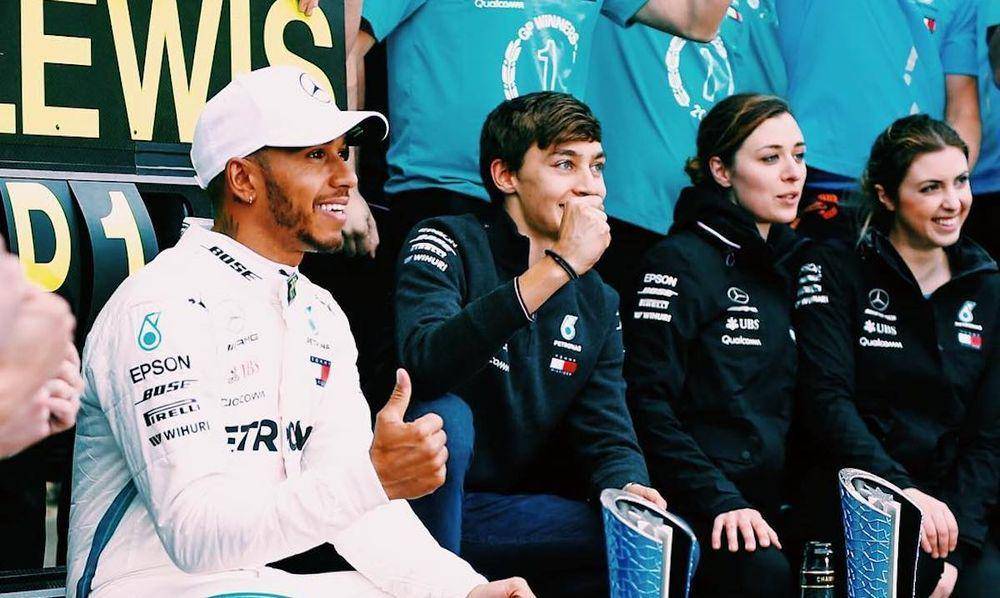 Hamilton dan Russell berfoto bersama kru tim Mercedes (carlist.my)