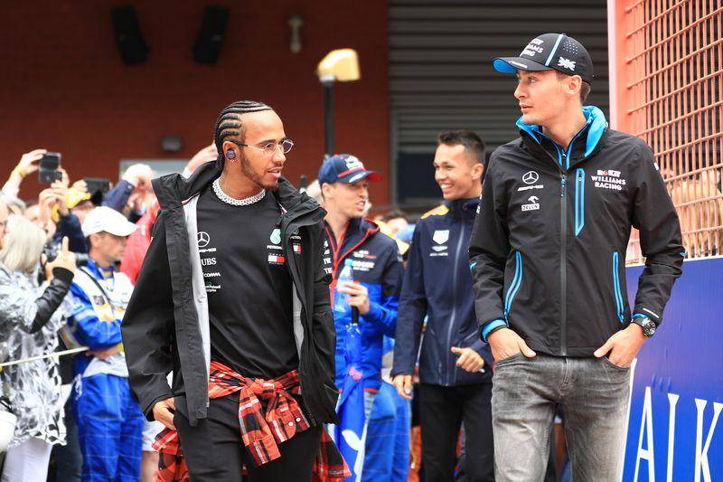 Hamilton dan Russell saling berbincang (thecheckeredflag.co.uk)