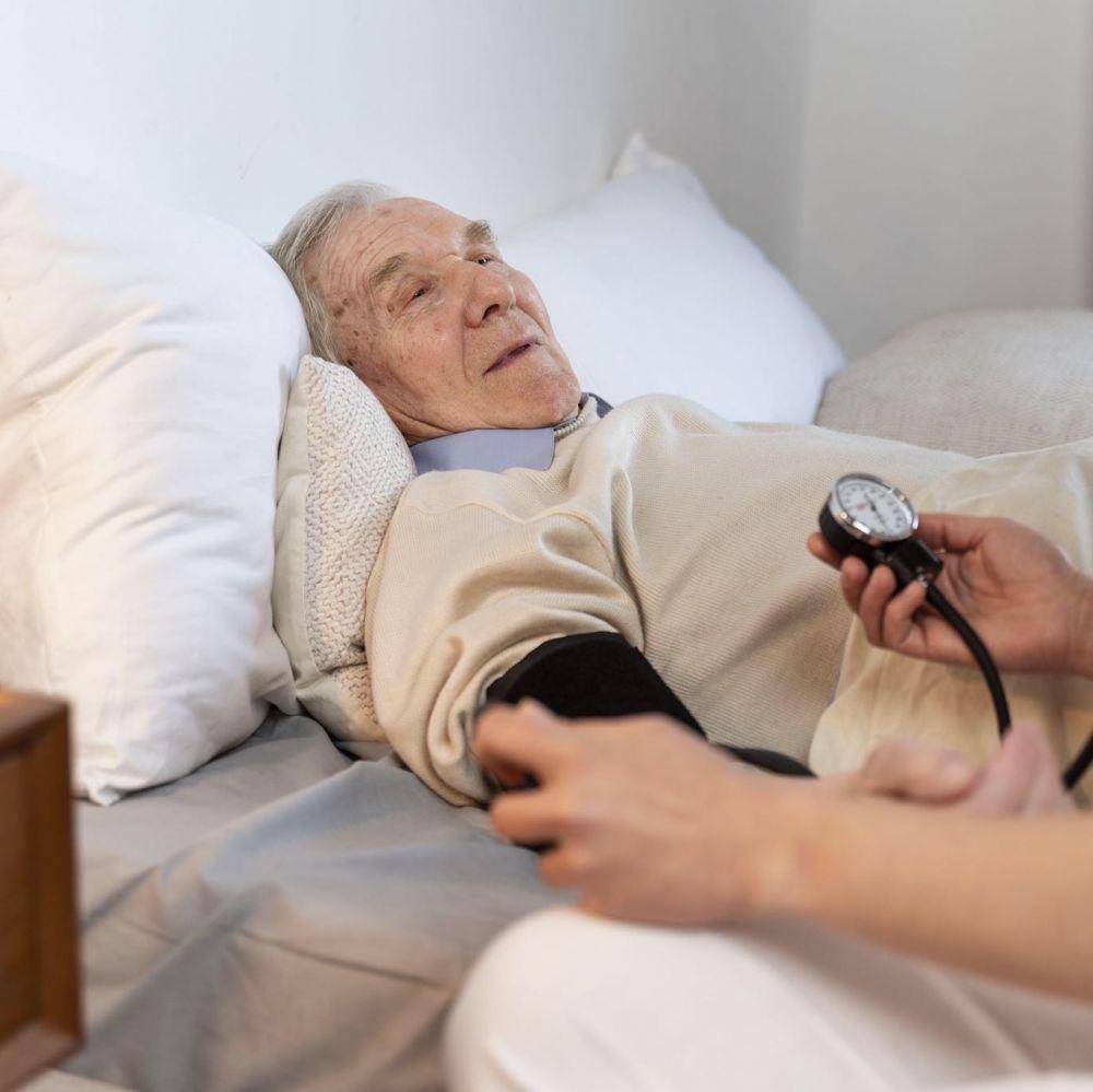 dokter memeriksa pasien (freepik.com/freepik)