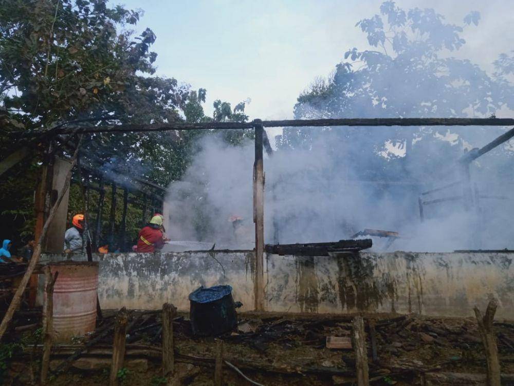 Petugas Damkar Bojonegoro saat melakukan pemadaman api. Dok Damkar Bojonegoro