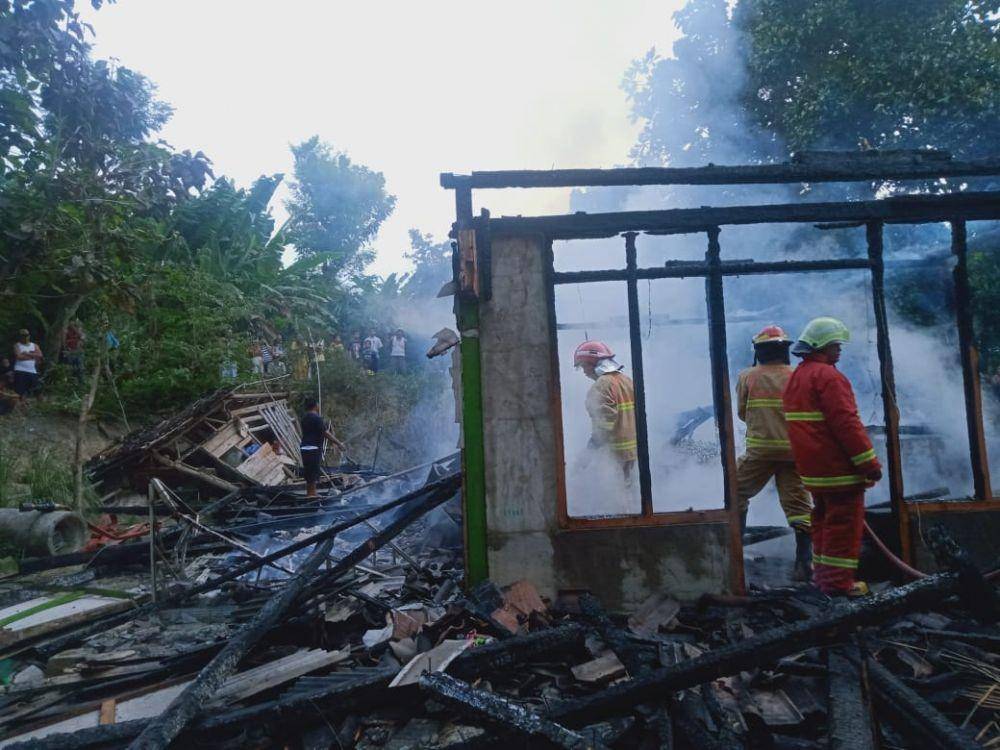 Petugas Damkar Bojonegoro saat melakukan pemadaman api. Dok Damkar Bojonegoro