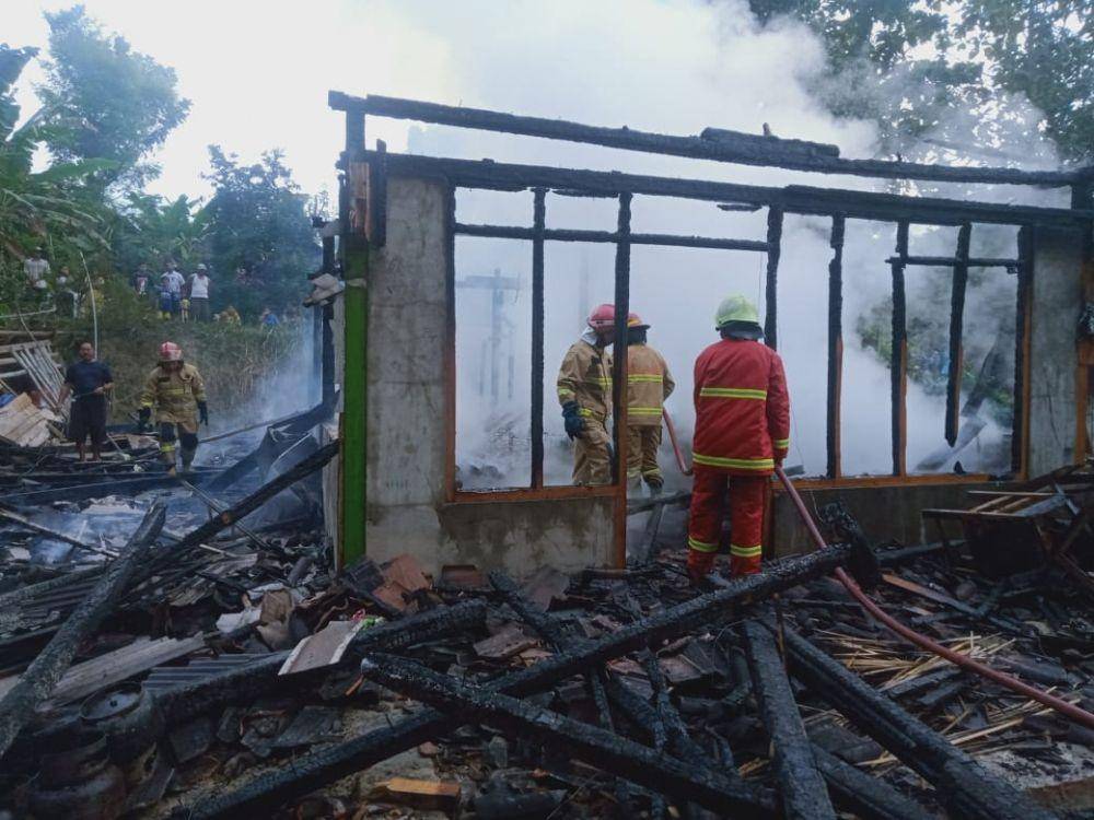 Petugas Damkar Bojonegoro saat melakukan pemadaman api. Dok Damkar Bojonegoro