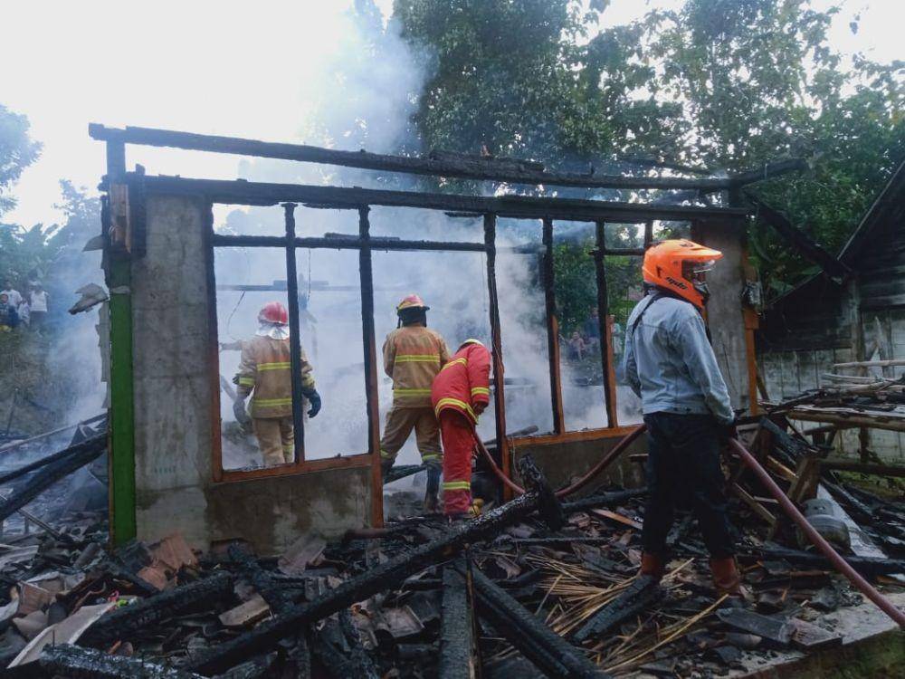 Petugas Damkar Bojonegoro saat melakukan pemadaman api. Dok Damkar Bojonegoro
