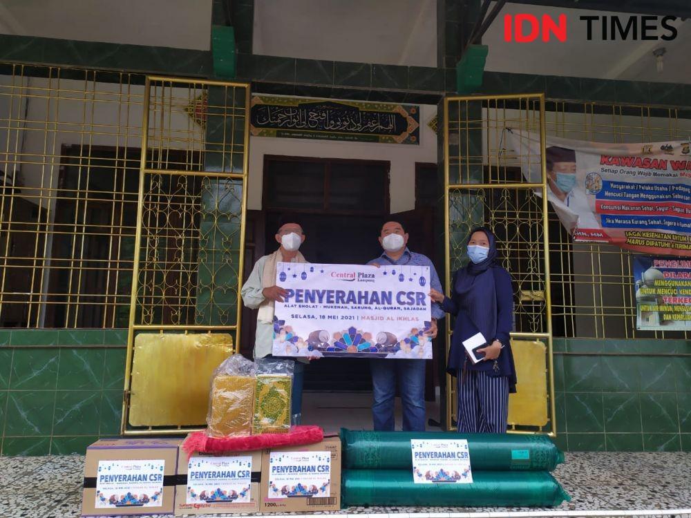 Central Plaza Donasi Perlengkapan Ibadah ke Masjid Al-Ikhlas