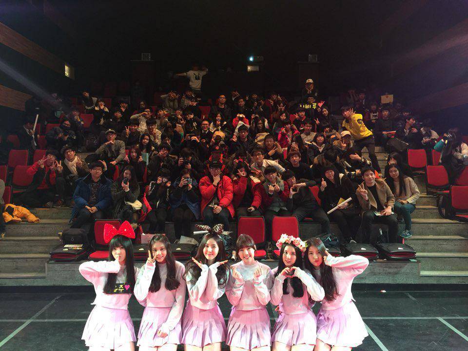 GFRIEND saat baru debut (twitter.com/GFRDofficial)
