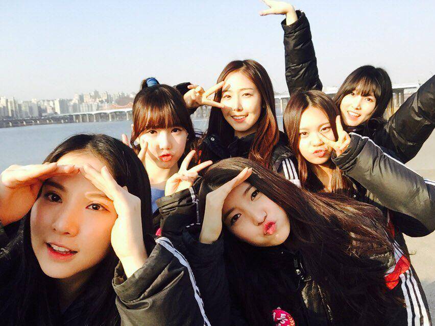 GFRIEND saat baru debut (twitter.com/GFRDofficial)