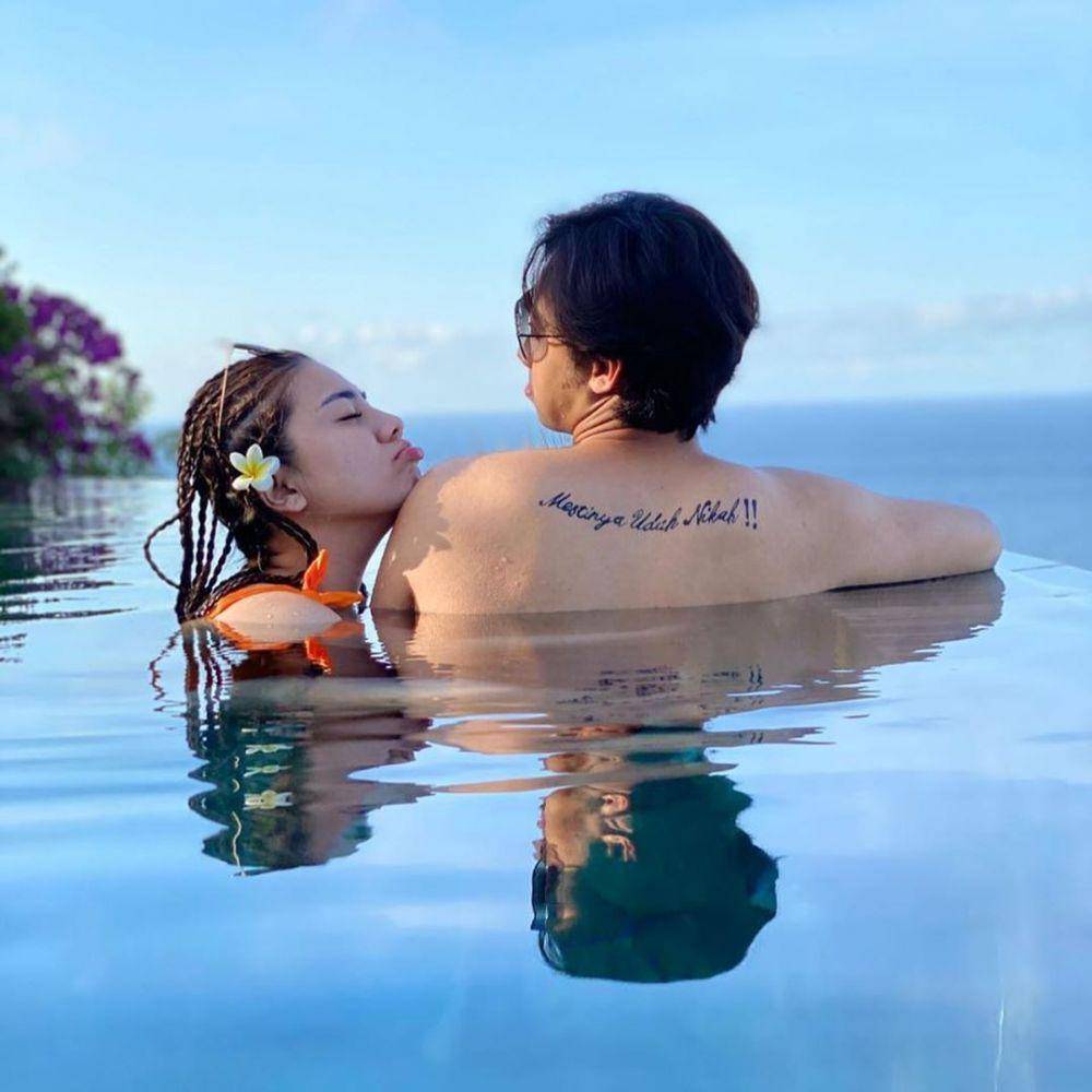 Potret Felicya Angelista dan Caesar Hito di kolam renang (instagram.com/hitocaesar)