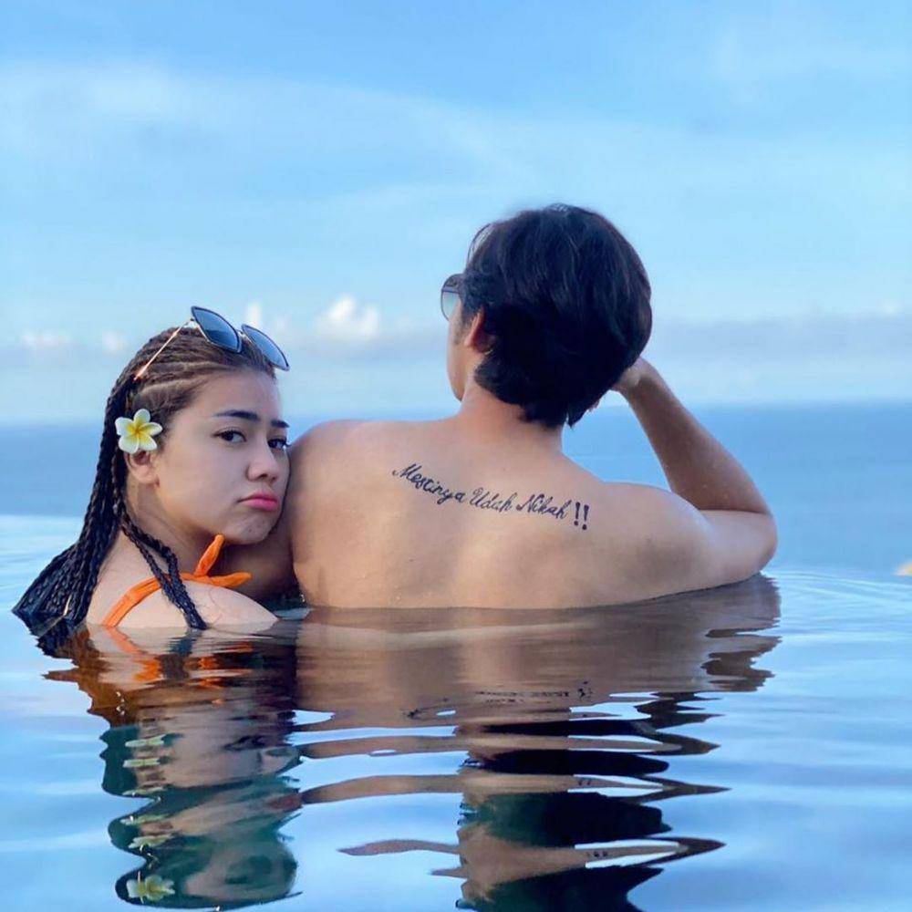 Potret Felicya Angelista dan Caesar Hito di kolam renang (instagram.com/hitocaesar)
