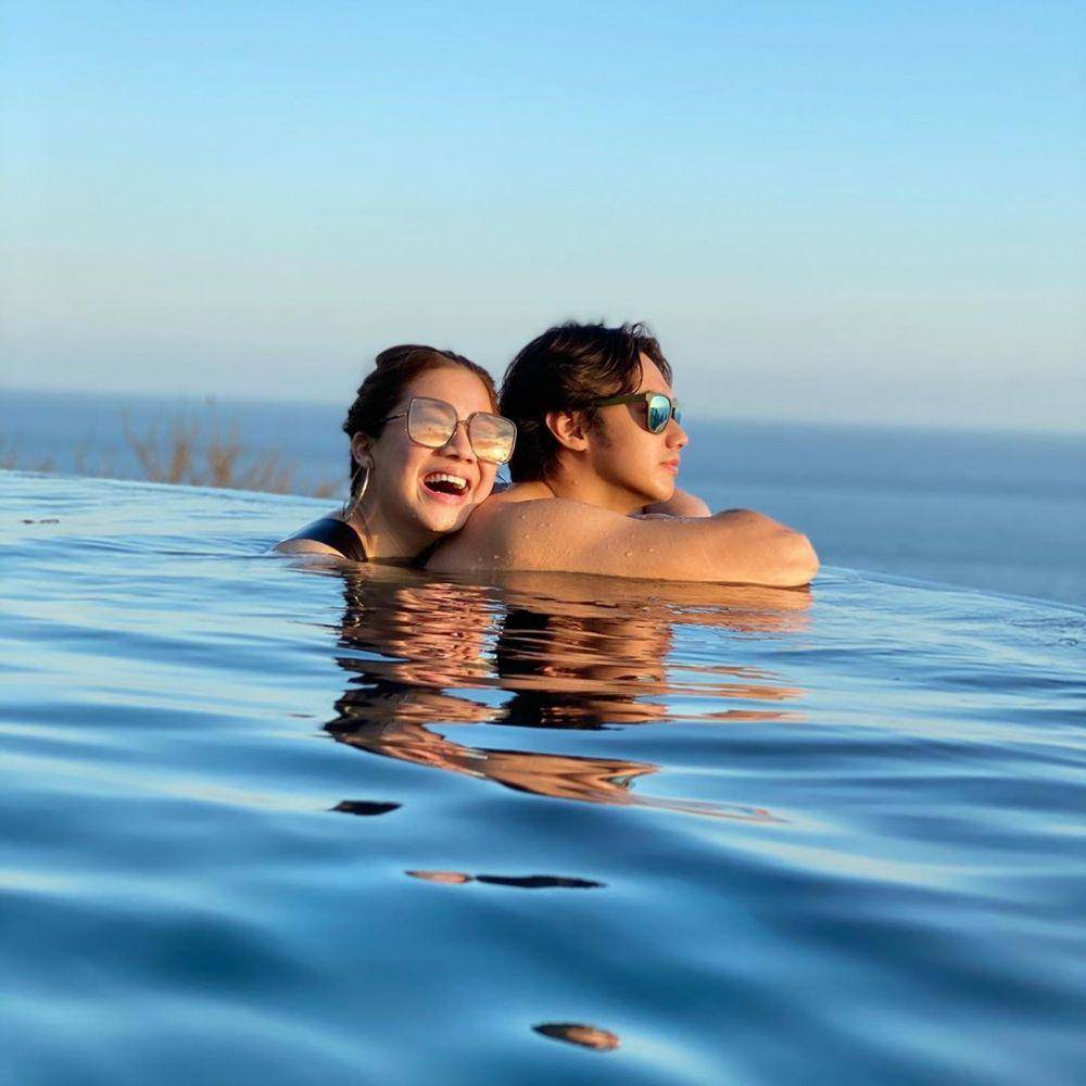 Potret Felicya Angelista dan Caesar Hito di kolam renang (instagram.com/hitocaesar)