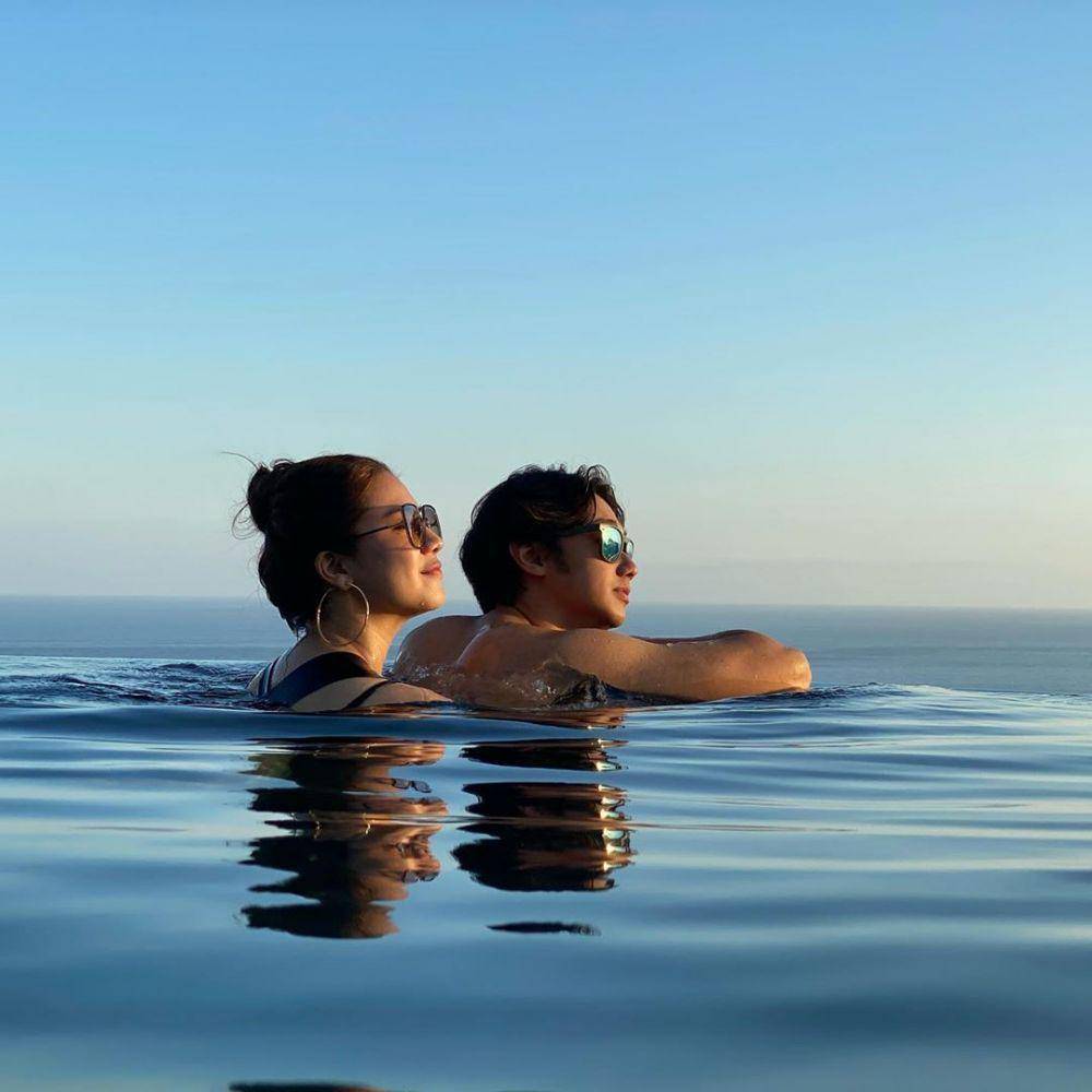 Potret Felicya Angelista dan Caesar Hito di kolam renang (instagram.com/hitocaesar)