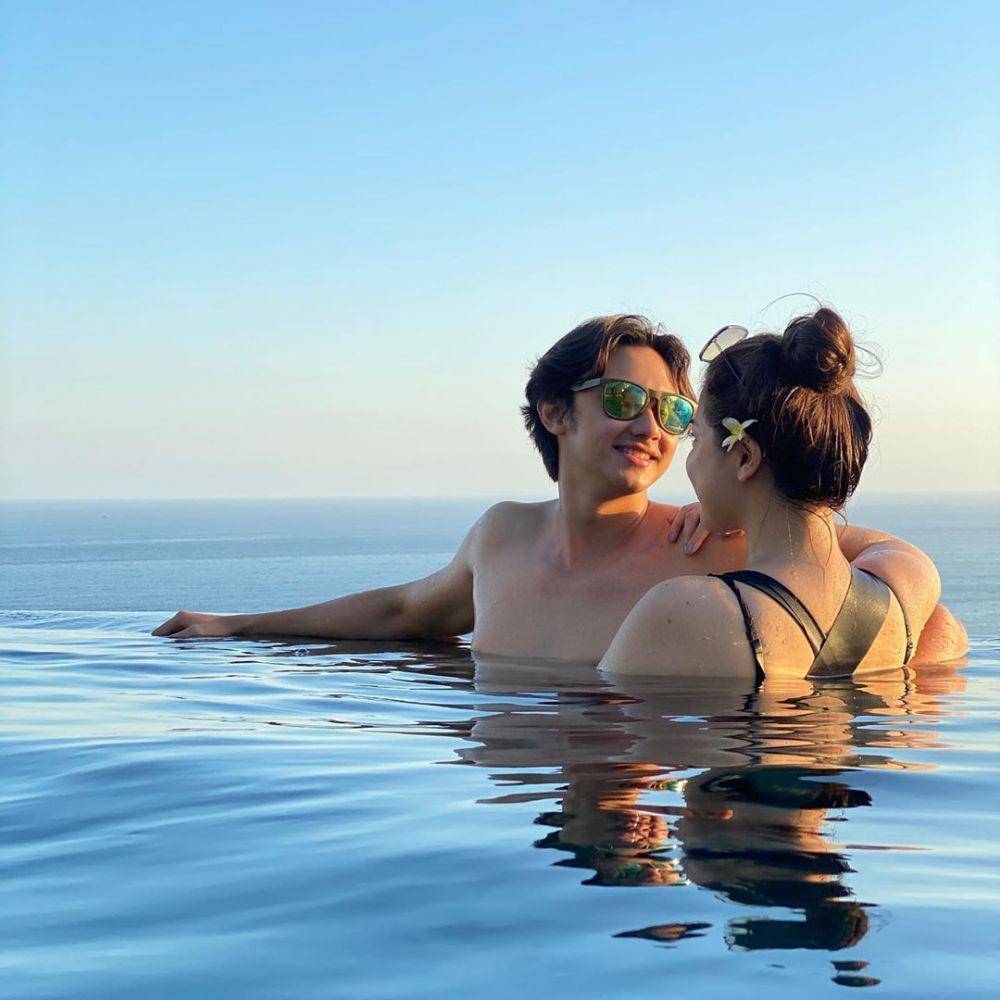 Potret Felicya Angelista dan Caesar Hito di kolam renang (instagram.com/hitocaesar)