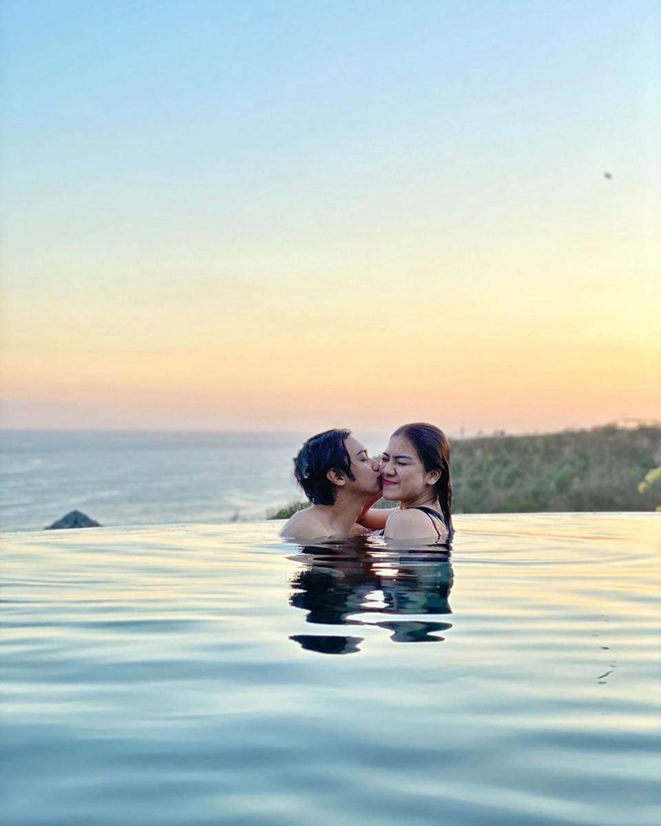 Potret Felicya Angelista dan Caesar Hito di kolam renang (instagram.com/felicyangelista_)