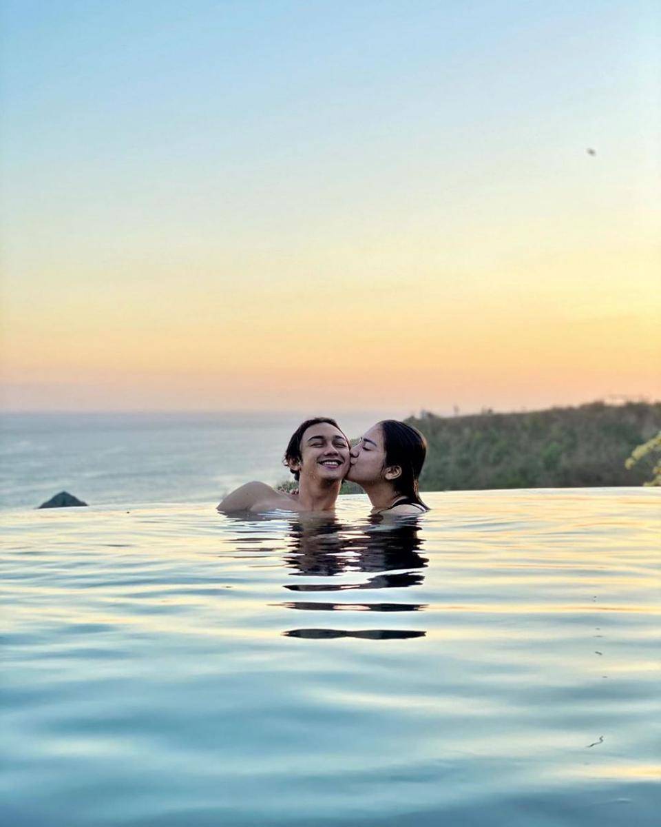 Potret Felicya Angelista dan Caesar Hito di kolam renang (instagram.com/felicyangelista_)