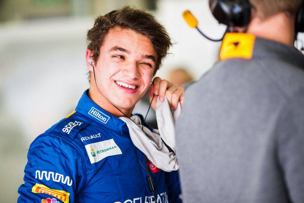 Lando Norris berbincang dengan kru tim McLaren. (autoracing.pt)