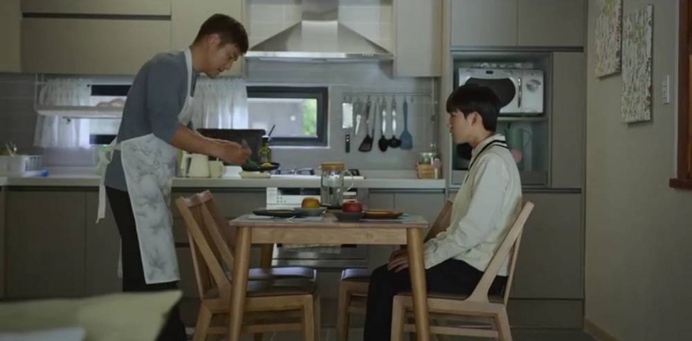 tangkapan layar adegan drama Korea Move to Heaven (dok.Netflix/Move to Heaven)