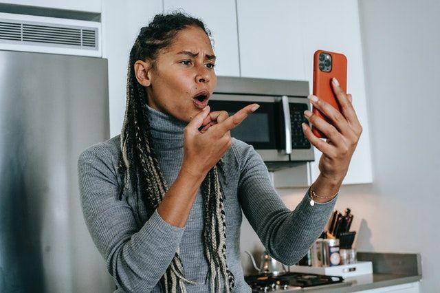 ilustrasi wanita berdebat di video call (pexels.com/Alex Green)