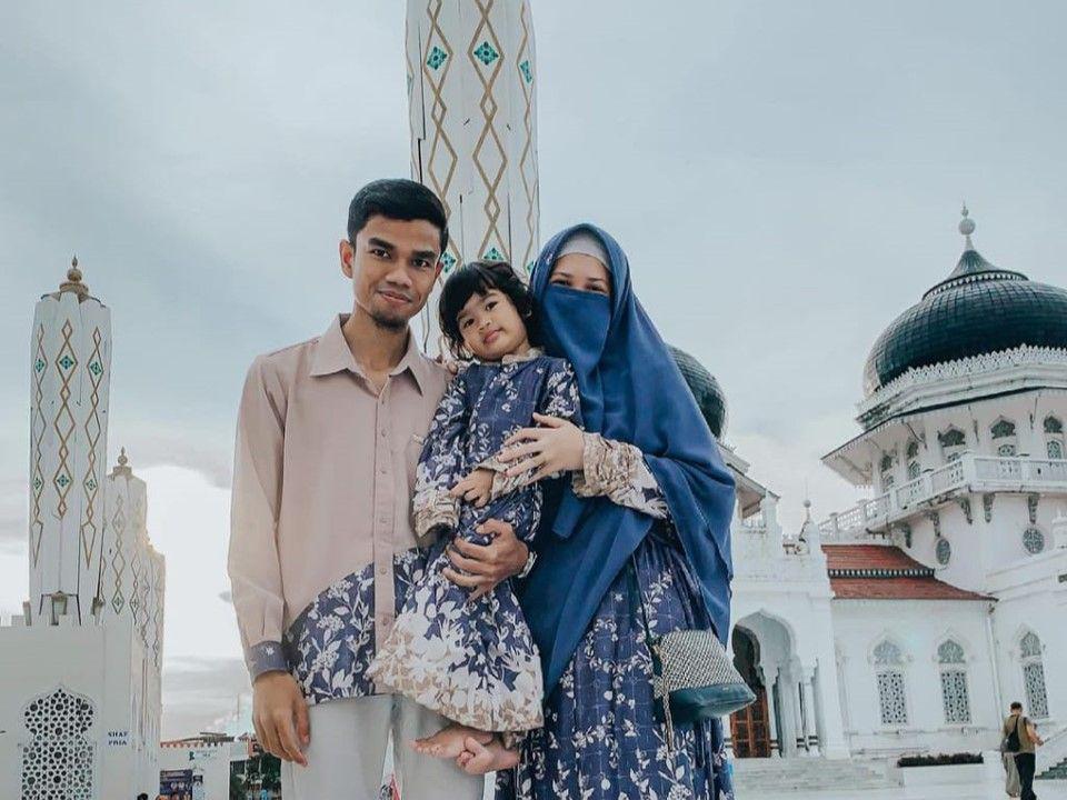 Jarang Disorot, 10 Potret Terkini Keluarga Muzammil yang Harmonis