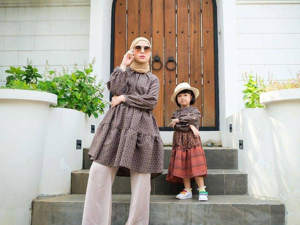 Nycta Gina dan anak mengenakan baju senada. (instagram.com/missnyctagina)