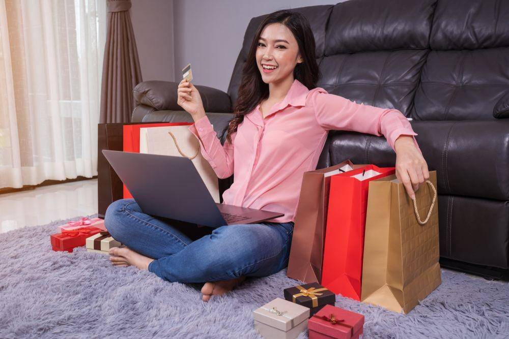 Cewek sedang berbelanja online (Shutterstock/BaLL LunLa)