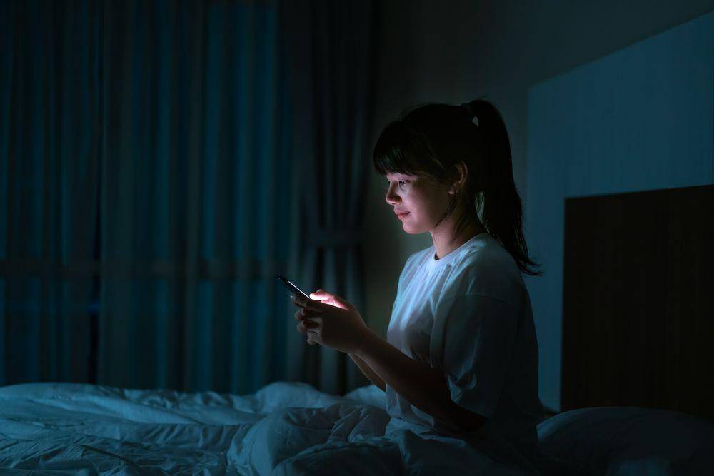 Ilustrasi cewek rela begadang saat flash sale (Shutterstock/Travelpixs)