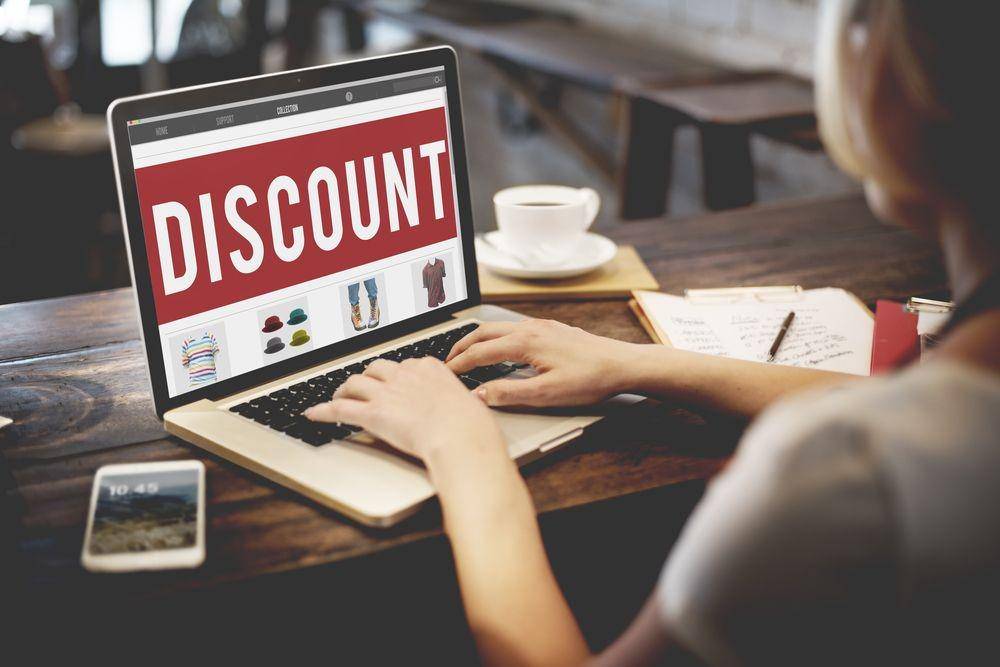 Seorang cewek melihat barang diskon (Shutterstock/Rawpixel.com)