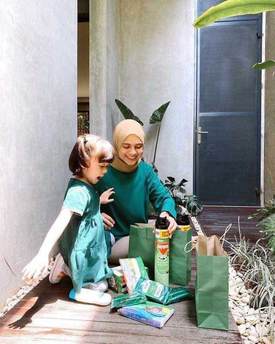 Nycta Gina dan anak mengenakan baju senada. (instagram.com/missnyctagina)