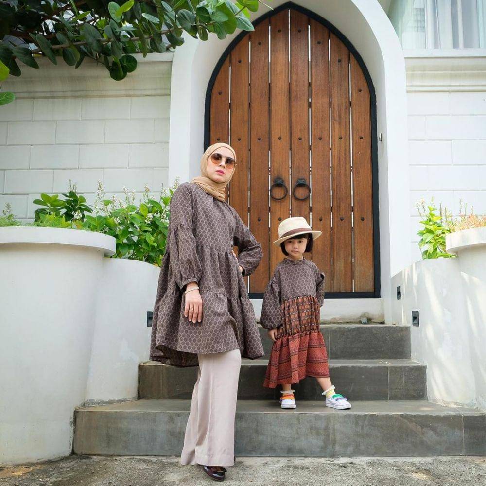Nycta Gina dan anak mengenakan baju senada. (instagram.com/missnyctagina)