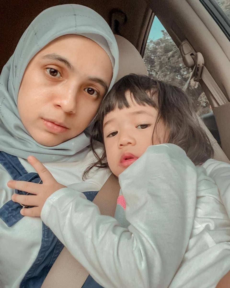 Nycta Gina dan anak mengenakan baju senada. (instagram.com/missnyctagina)