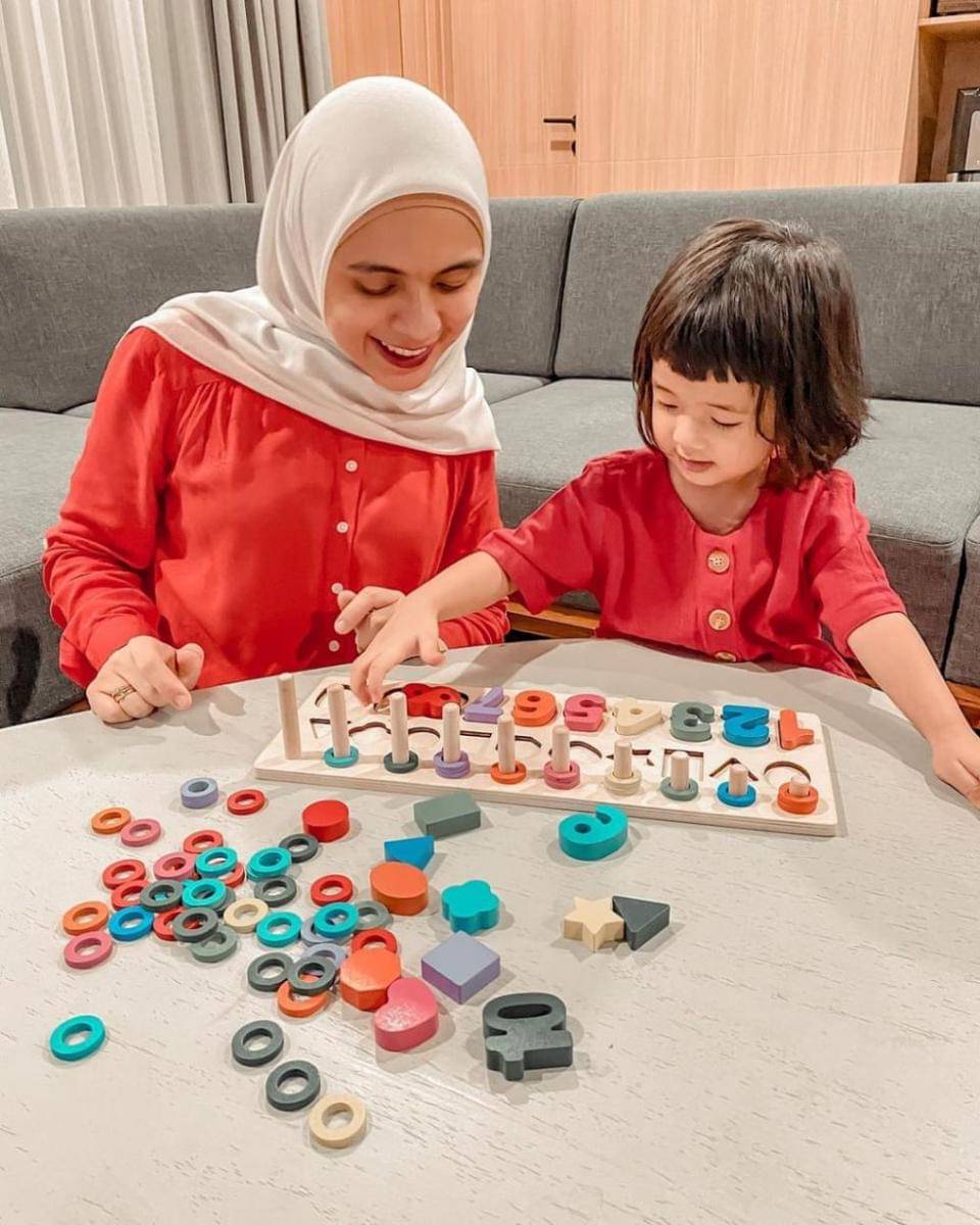 Nycta Gina dan anak mengenakan baju senada. (instagram.com/missnyctagina)