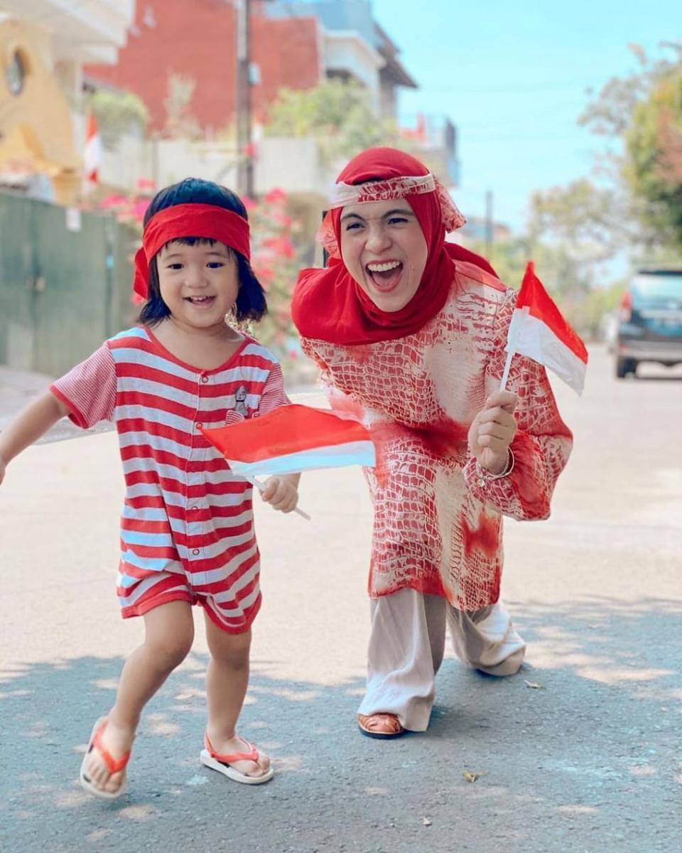 Nycta Gina dan anak mengenakan baju senada. (instagram.com/missnyctagina)