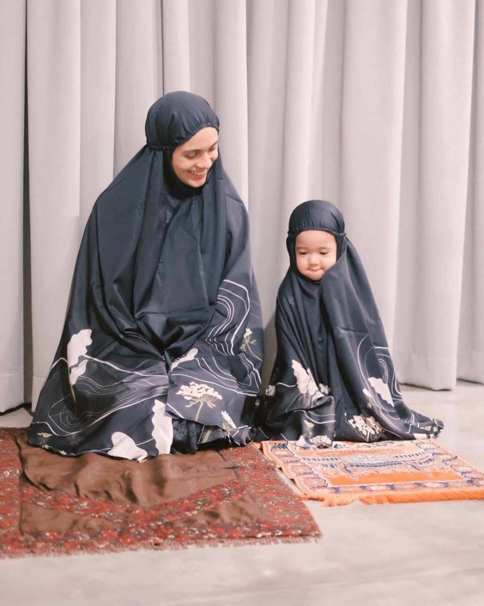 Nycta Gina dan anak mengenakan baju senada. (instagram.com/missnyctagina)