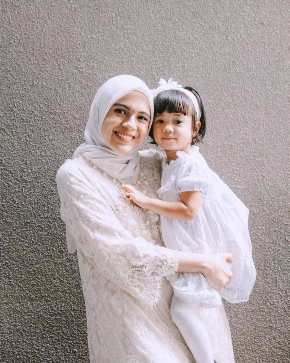 Nycta Gina dan anak mengenakan baju senada. (instagram.com/missnyctagina)
