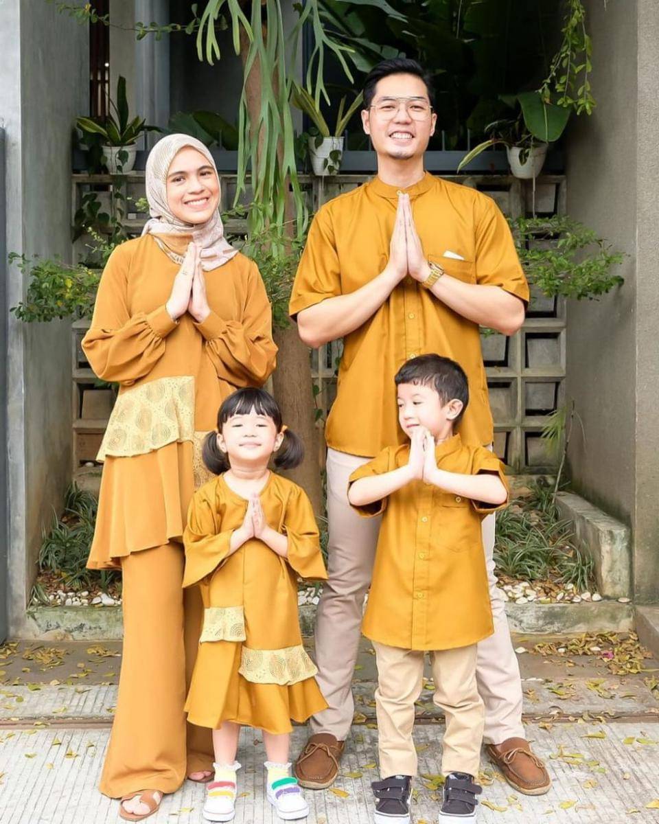 Nycta Gina dan anak mengenakan baju senada. (instagram.com/missnyctagina)