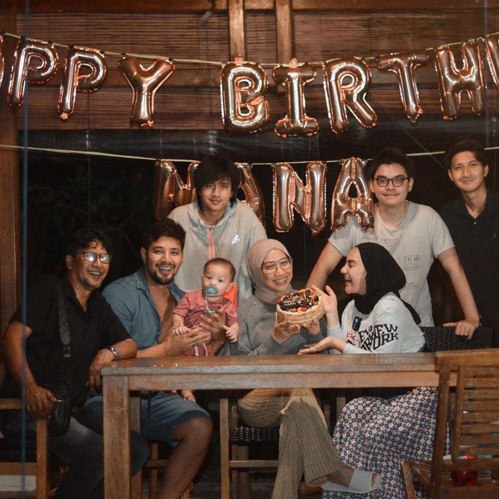 Dapat Kejutan dari Anak dan Mantu, 10 Potret Ultah Ibunda Irish Bella