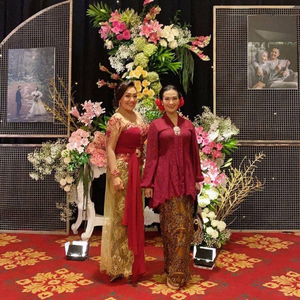 Iis Dahlia (instagram.com/isdadahlia)