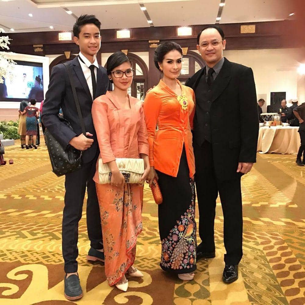 Iis Dahlia (instagram.com/isdadahlia)