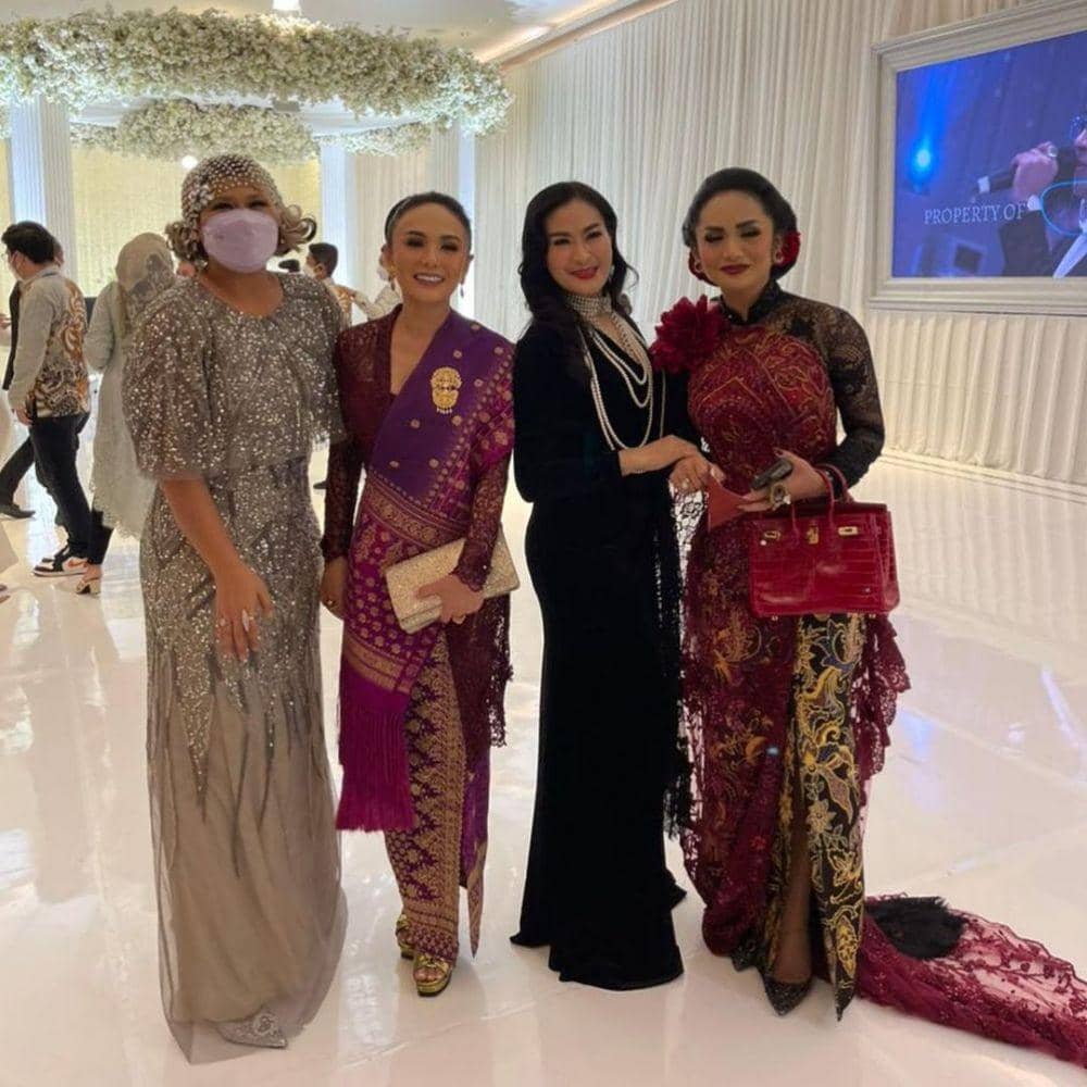 Iis Dahlia (instagram.com/isdadahlia)