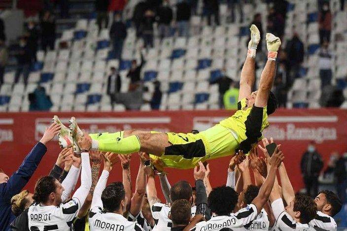 Kiper Juventus Gianluigi Buffon diangkat oleh rekan setimnya usai meraih trofi Coppa Italia musim ini di Stadion Mapei, Italia, Kamis (20/5/2021). Juventus menang 2-1 atas Atalanta di partai final. ANTARA FOTO/REUTERS/Alberto Lingria.