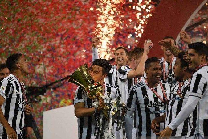 Pemain Juventus Paulo Dybala mencium trofi Coppa Italia musim ini di Stadion Mapei, Italia, Kamis (20/5/2021). Juventus menang 2-1 atas Atalanta di partai final. ANTARA FOTO/AFLO via Reuters/Maurizio Borsari.