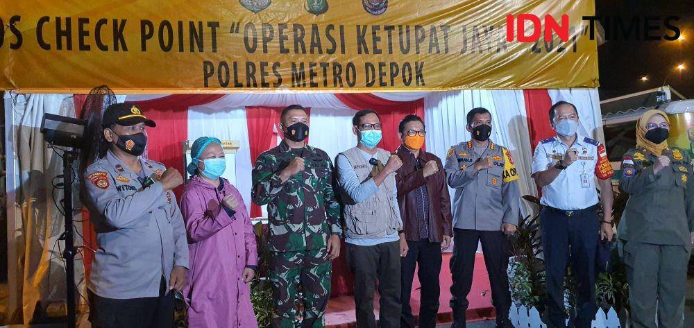 Wakil Wali Kota Depok, Imam Budi Hartono bersama Muspida Kota Depok saat mendatangi pos check point di Jalan Raya Margonda. (IDNTimes/Dicky)