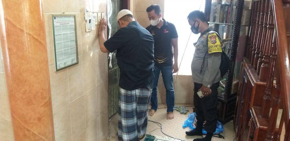 Petugas kepolisian yang melakukan olah tempat kejadian perkara (IDN Times/ Bambang Suhandoko)
