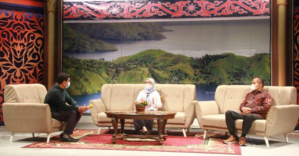 Sekdaprov Sumut R Sabrina menjadi narasumber dialog interaktif “Kita Bangkit, Kita Bangsa Yang Tangguh” bersama Sekretaris Dewan Harian Daerah Badan Pembudayaan Kejuangan 45 (DHD 45) Sumut Eddy Sofyan di Studio 2 TVRI Sumut (Istimewa/Pemprov Sumut)
