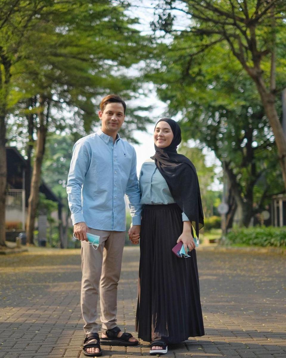 Tak Lagi Ditutupi, 10 Potret Mesra Lucky Perdana dan Lidi Brugman