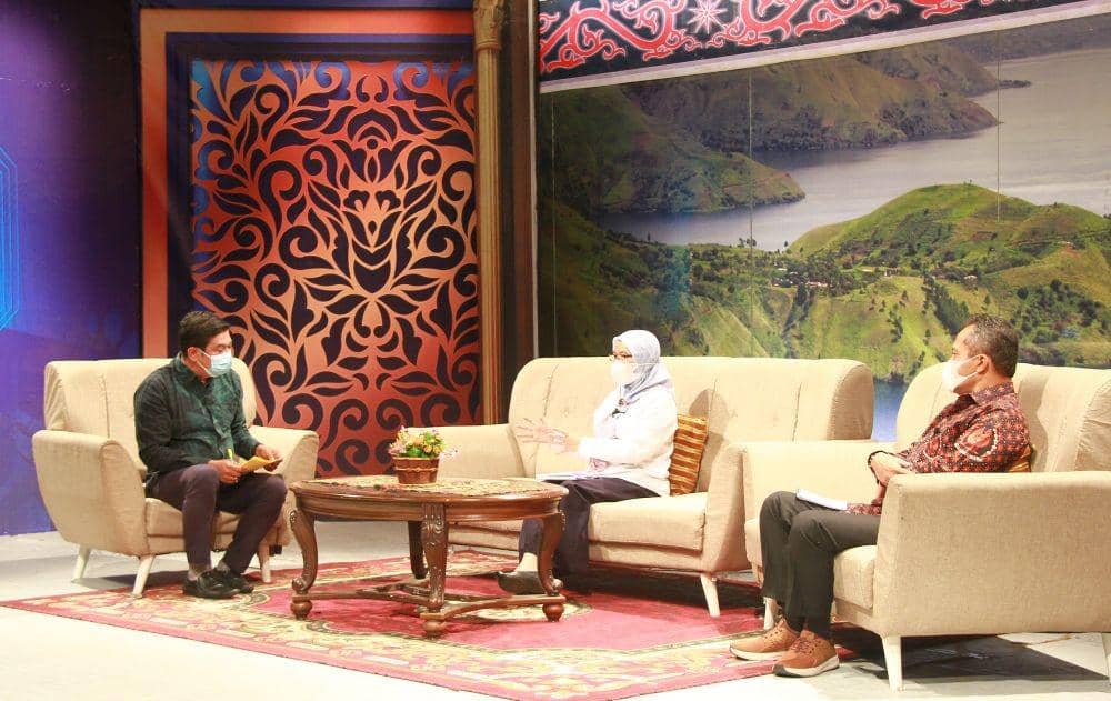 Sekdaprov Sumut R Sabrina menjadi narasumber dialog interaktif “Kita Bangkit, Kita Bangsa Yang Tangguh” bersama Sekretaris Dewan Harian Daerah Badan Pembudayaan Kejuangan 45 (DHD 45) Sumut Eddy Sofyan di Studio 2 TVRI Sumut (Istimewa/Pemprov Sumut)