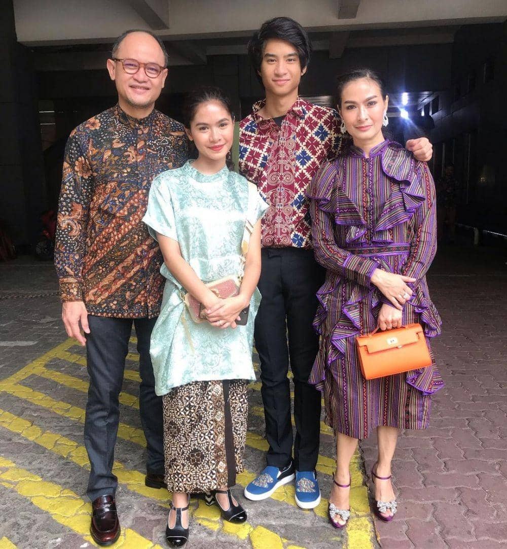 Iis Dahlia (instagram.com/isdadahlia)