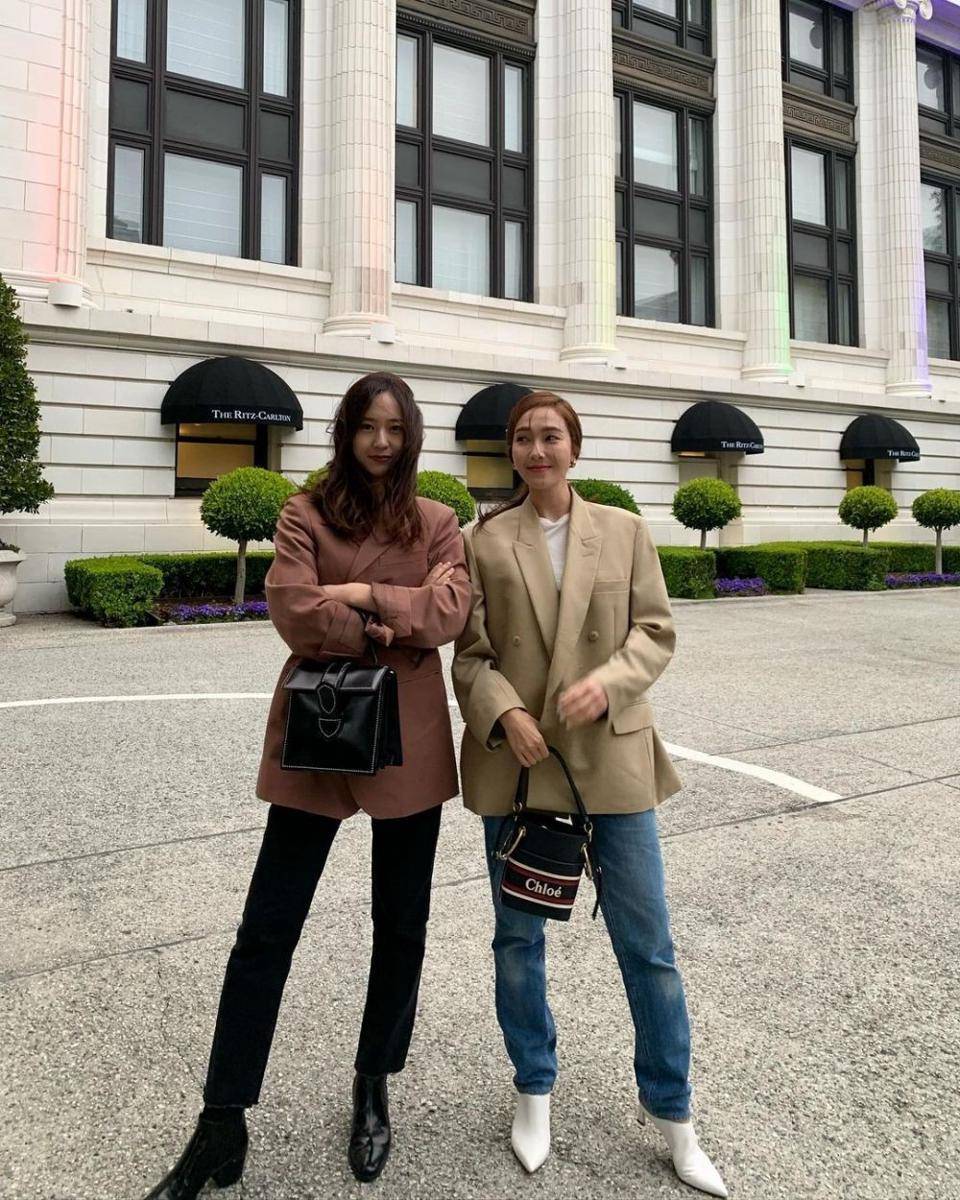 OOTD Jessica dan Krystal. (instagram.com/vousmevoyez)