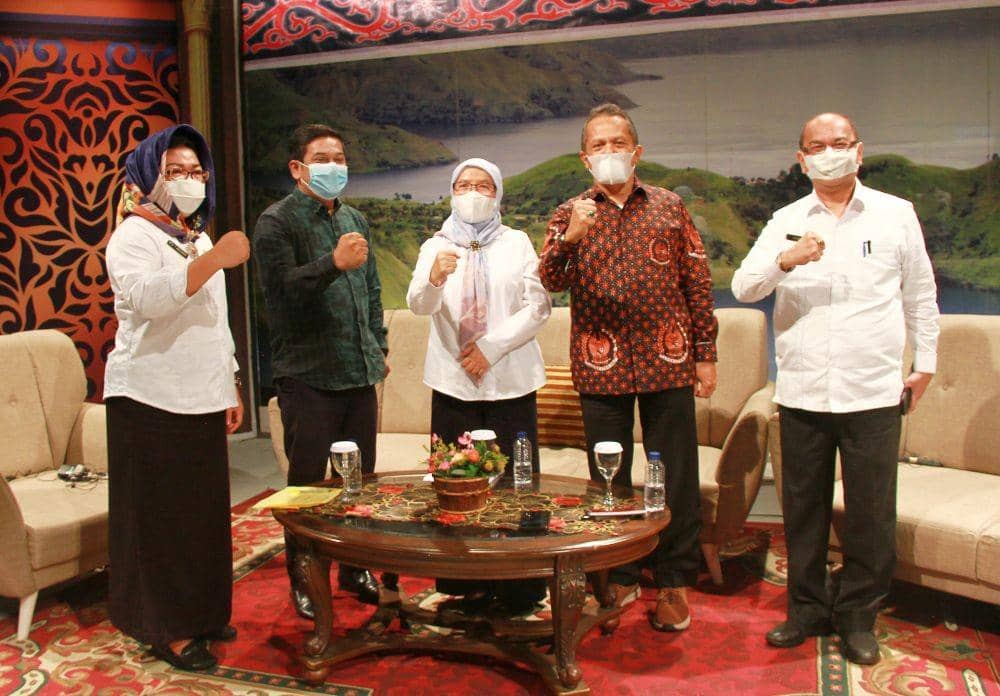 Sekdaprov Sumut R Sabrina menjadi narasumber dialog interaktif “Kita Bangkit, Kita Bangsa Yang Tangguh” bersama Sekretaris Dewan Harian Daerah Badan Pembudayaan Kejuangan 45 (DHD 45) Sumut Eddy Sofyan di Studio 2 TVRI Sumut (Istimewa/Pemprov Sumut)