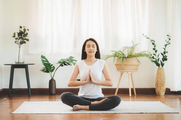 Selain menenangkan pikiran, meditasi juga bisa membuat tubuh rileks (freepik.com/interstid)